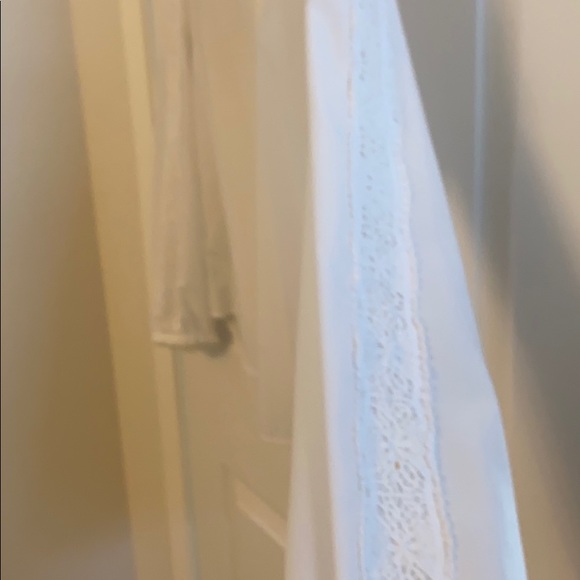 White blouse - Picture 2 of 3